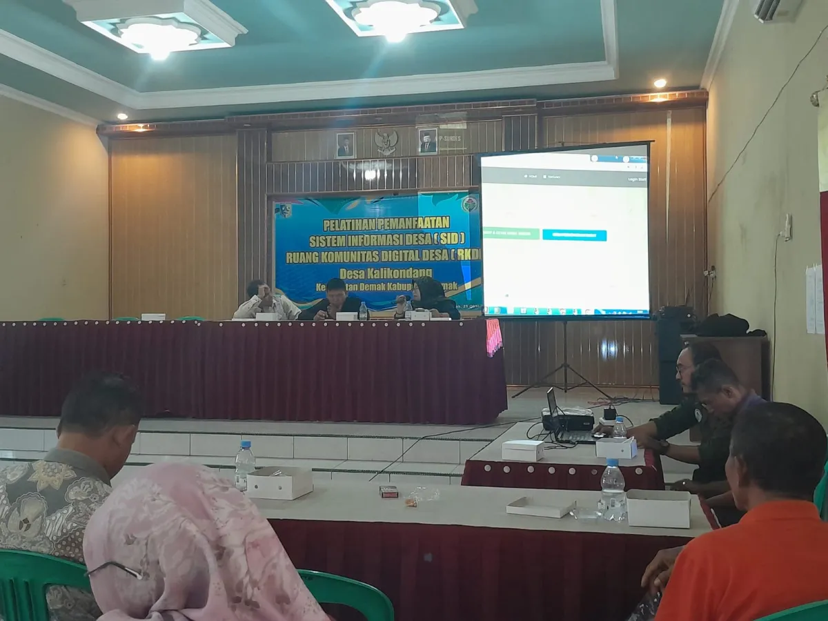 Pelatihan Pemanfaatan Sistem Informasi Desa untuk Pelayanan Digital di Desa Kalikondang