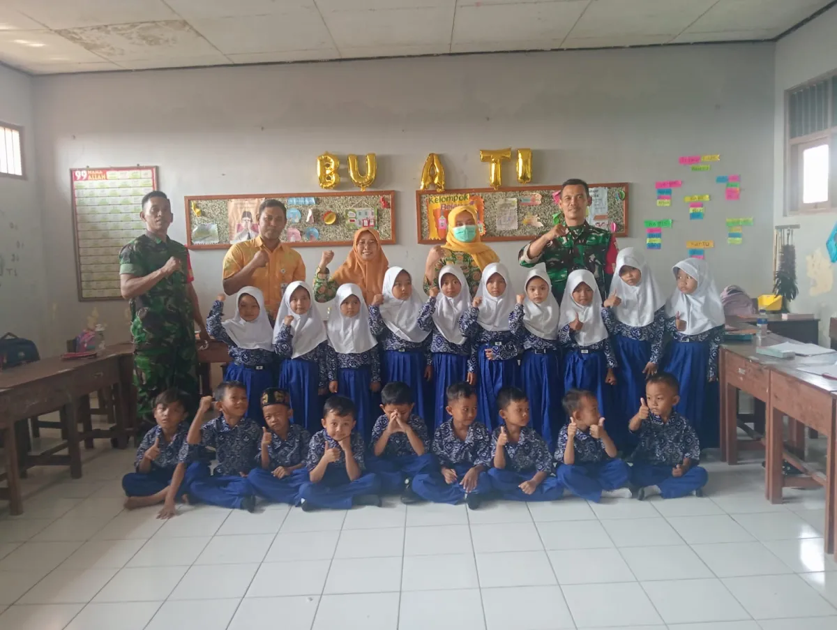 Perkuat Imunisasi, Puskesmas Karanganyar Vaksinasi Puluhan Siswa di SD Undaan Lor