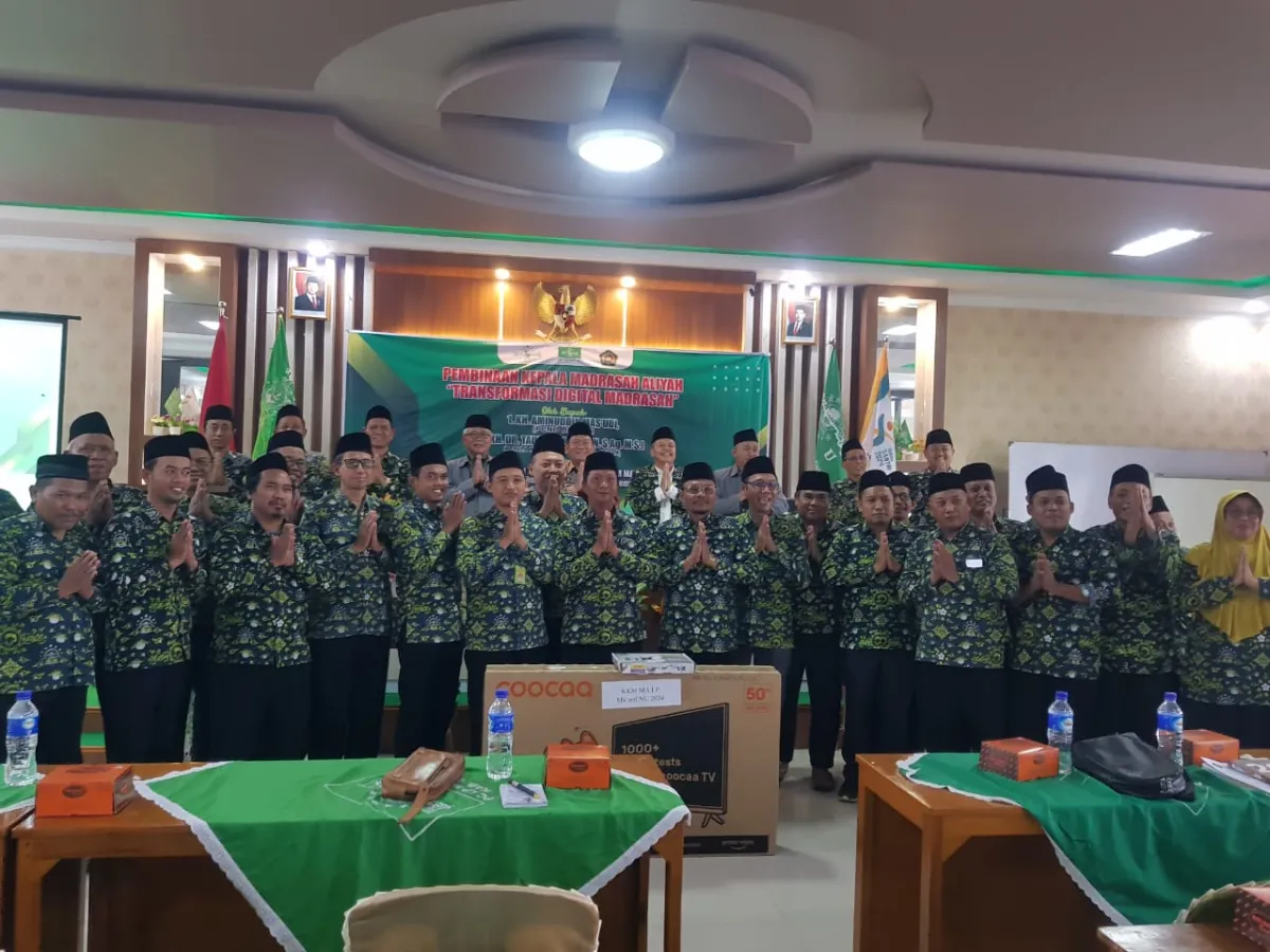 Transformasi Digitalisasi Madrasah, KKM MA Mazda Ma'arif NU Demak Berikan Bantuan TV Smart