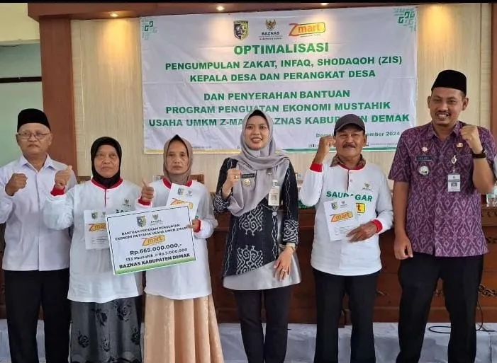 Bupati Demak Serahkan Bantuan Program Penguatan Ekonomi Mustahik Usaha Mikro Kecil Z-Mart Baznas