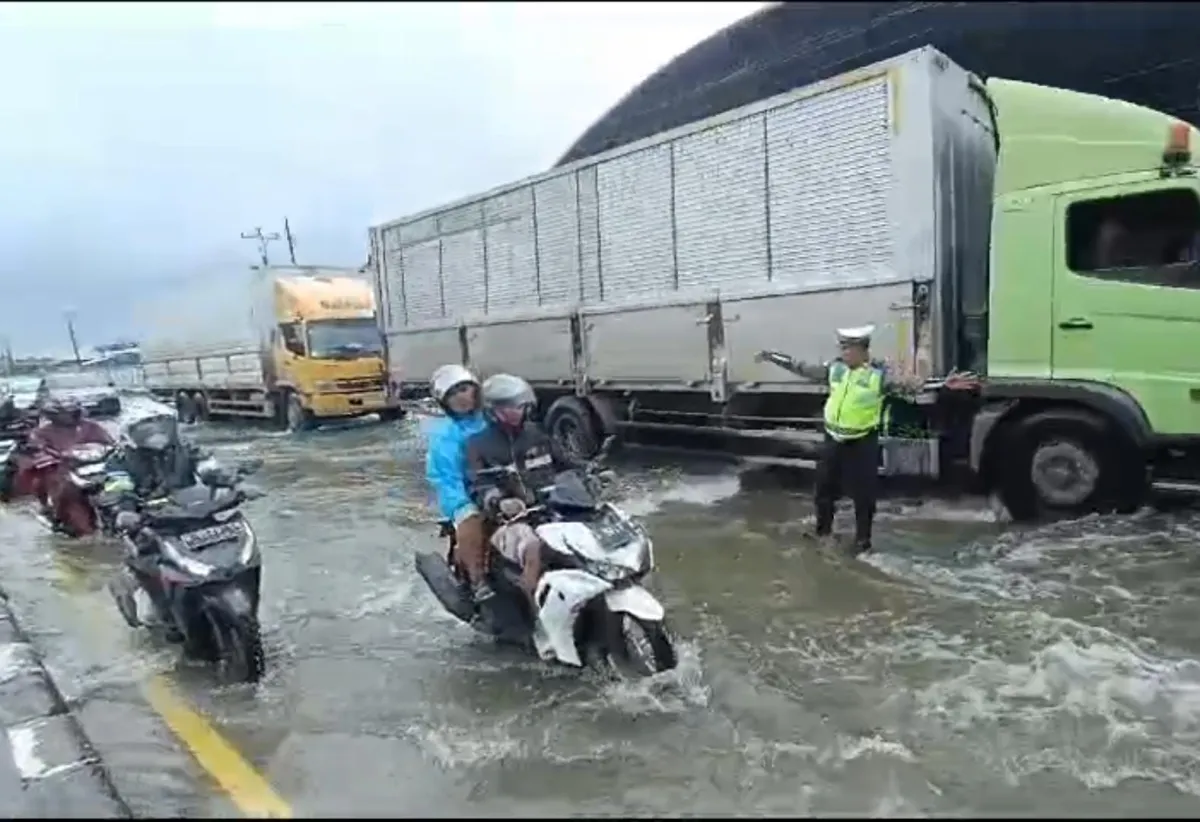 Jalur Pantura Sayung Lumpuh Akibat Rob, Warga Minta Solusi Cepat
