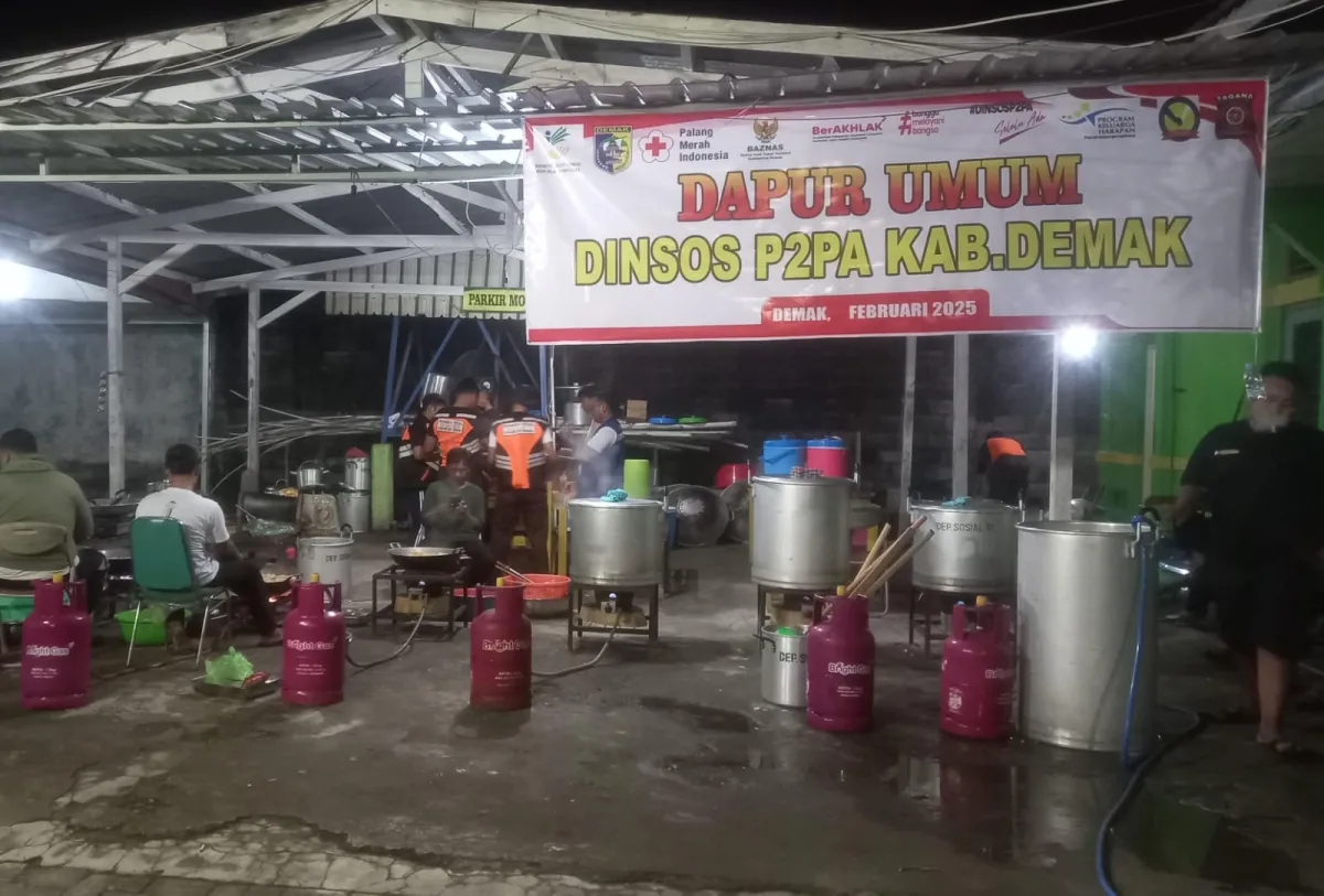 Pengungsi Banjir Demak Bertambah, Dapur Umum Terus Beroperasi