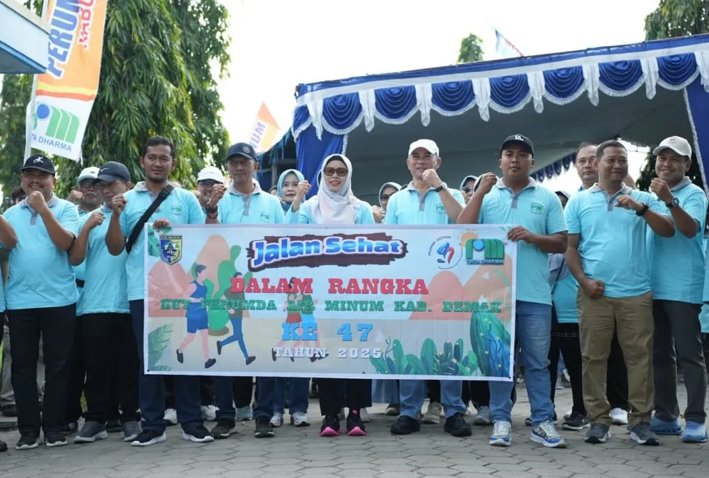 Bupati Eisti’anah Buka Jalan Sehat HUT 47 Pudam Demak