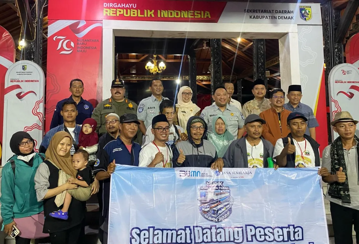 Bupati Eisti’anah Sambut Kedatangan Rombongan Pemudik di Pendopo Demak