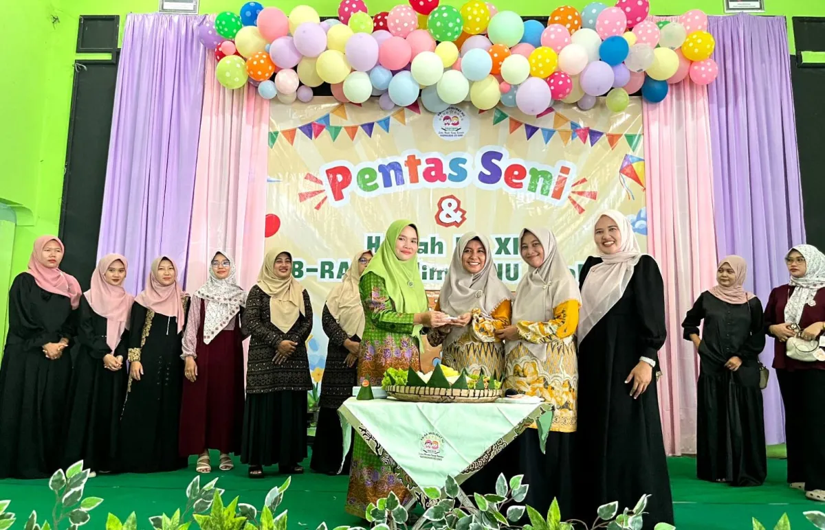 Peringati Harlah ke-14, KB-RA Muslimat NU Tholibin Tanjungkarang Kudus Bersama KPO Gelar Pentas Seni dan Bazar