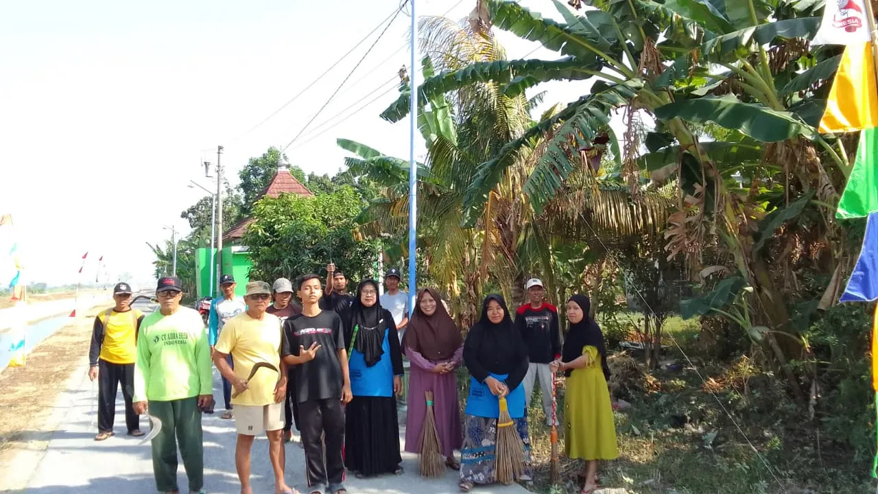 Menyongsong HUT RI Ke 81, PKK Desa Klampok Lor Adakan Kerja Bakti Bersama Tim KKN UIN Walisongo