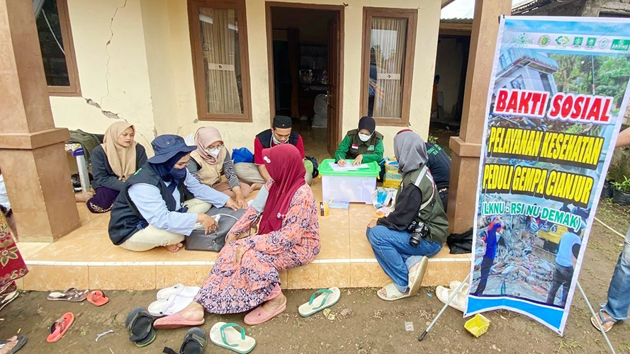 PWNU Jateng: Relawan Selain Memberikan Layanan Kesehatan Juga Ikut Membersihkan Puing-Puing Gempa