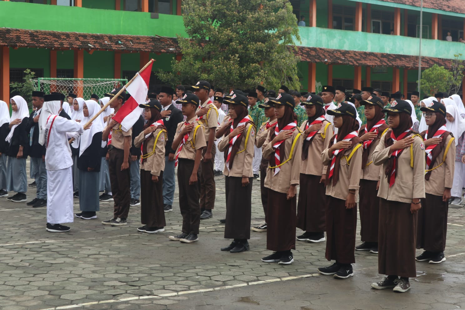 Kepala Madrasah Lantik Organisasi Siswa Intra Madrasah Dan Dewan Ambalan MA Miftahussalam