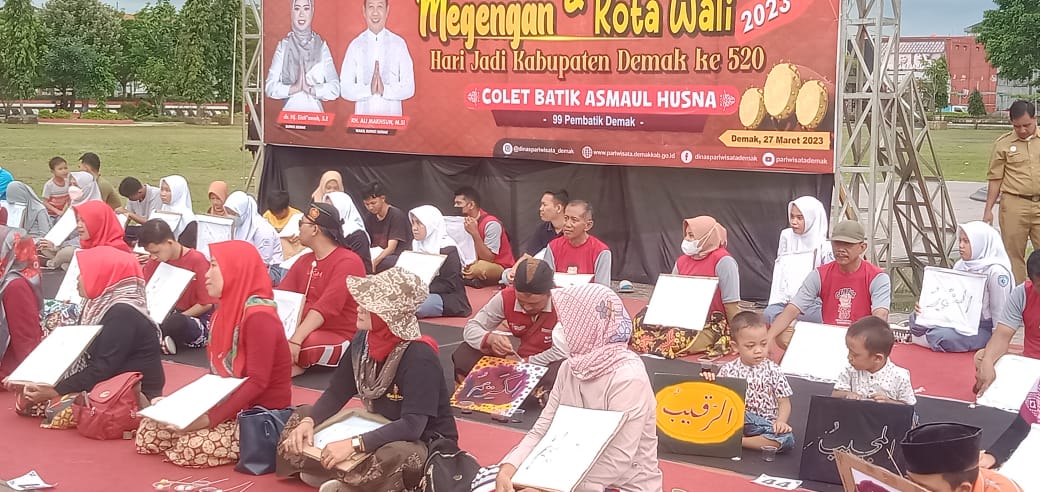 99 Seniman Batik Demak Ngabuburit Sambil Membatik Asmaul Husna Di Alun-Alun Demak