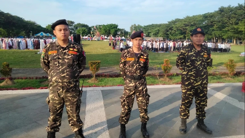 Kedepankan Toleransi, Banser Jaga Warga Muhammadiyah Shalat Id di Berbagai Daerah