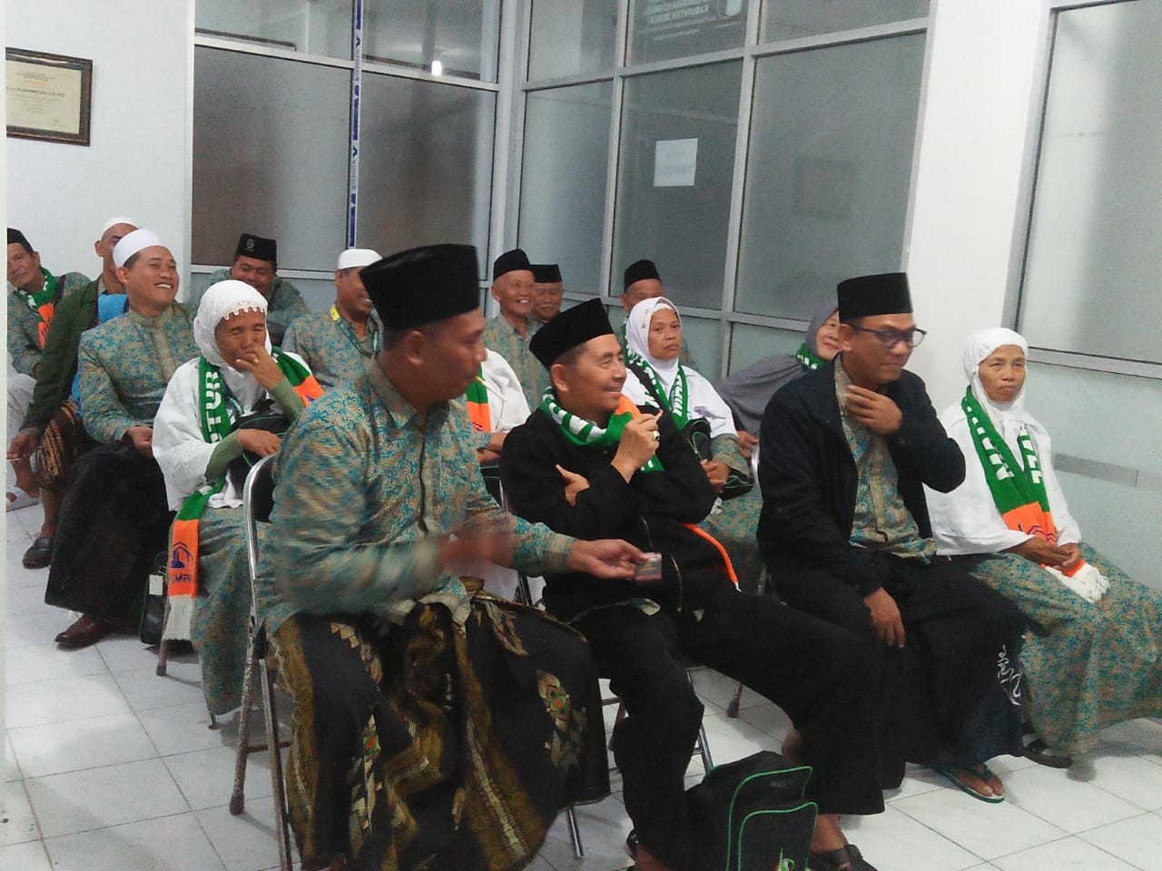 19 Jamaah Umrah KBIHU Ar-Rahmah Muslimat Tiba Di Tanah Air, Jamaah: Pelayanan Maksimal Dan Baik Sekali