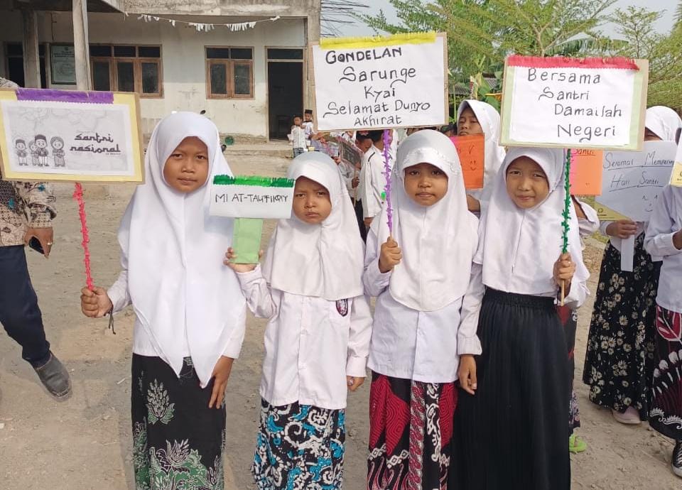 Peringati Hari Santri, MI AT Taufiiqiy  dan TK Sekarjati 2 Dukuh Bengkah Gelar Karnaval