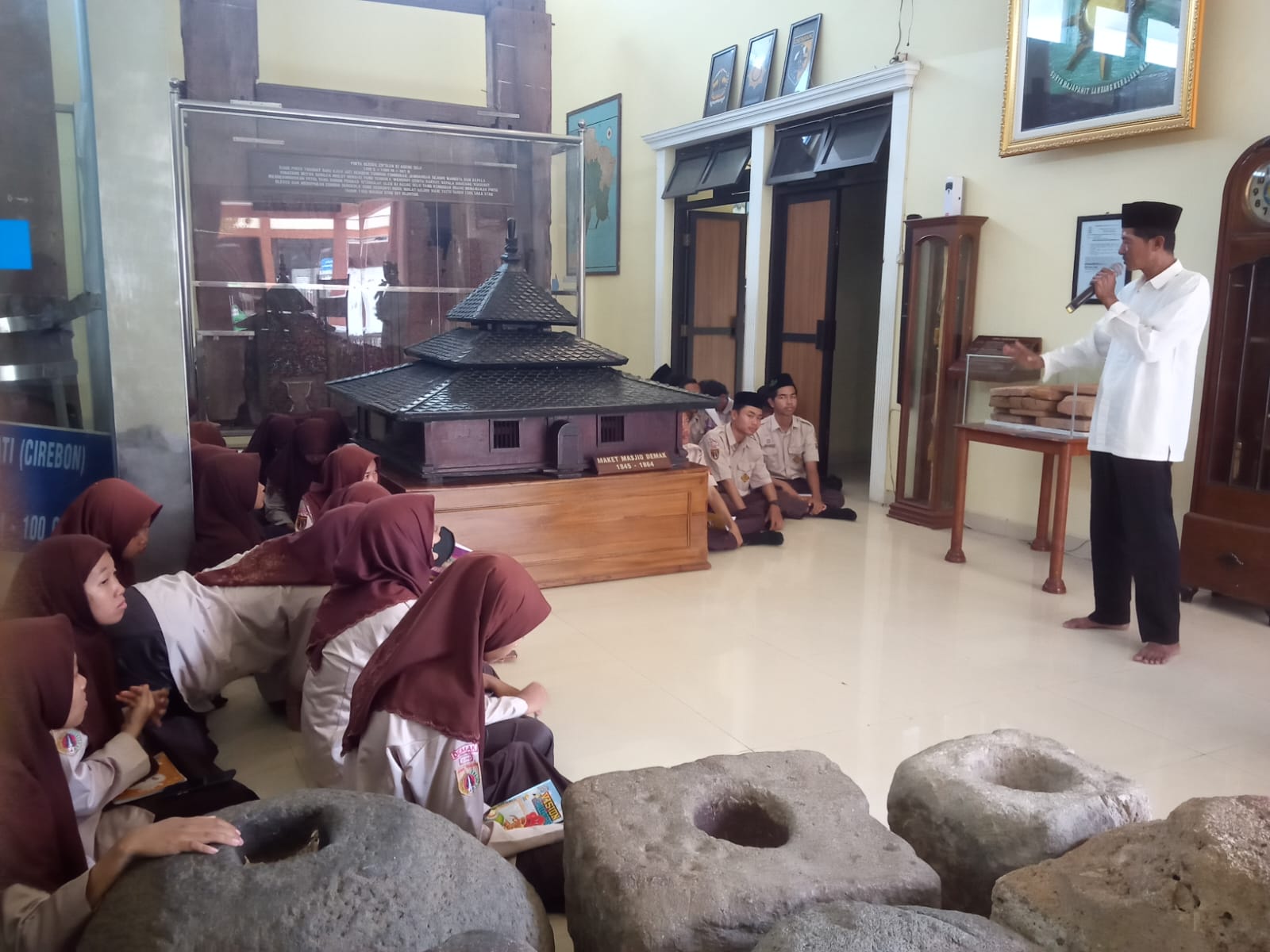 Kenalkan Kearifan Lokal, MA NU Demak Ajak Murid Kunjungi Museum Masjid Agung Demak
