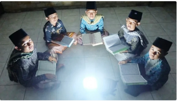Jangan Kau Tangisi Bila Agama Dipegang Oleh Ahlinya, Tangisilah Jika Agama Dipegang Oleh Bukan Ahlinya