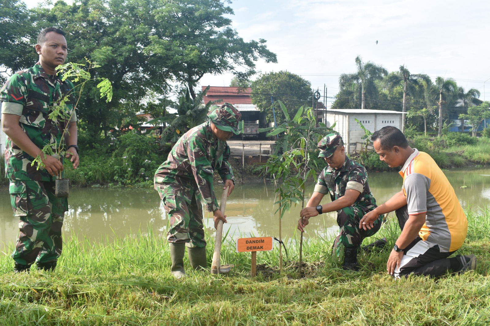 TNI dan Masyarakat Kolaborasi untuk Lawan Banjir dan Lestarikan Lingkungan di Desa Mranak