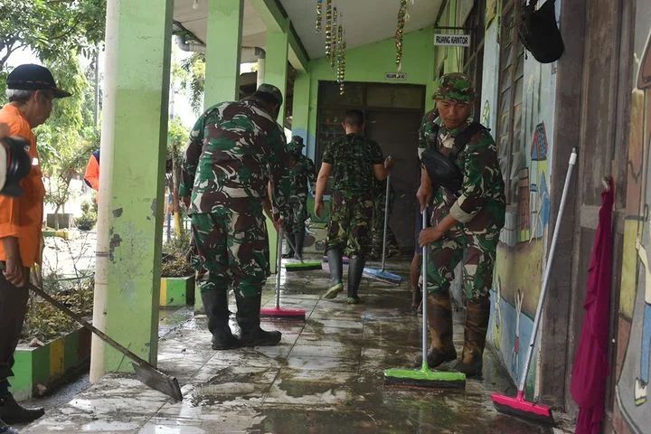 Kodim 0716 Demak Bersihkan Endapan Lumpur dan Sampah Pasca Banjir
