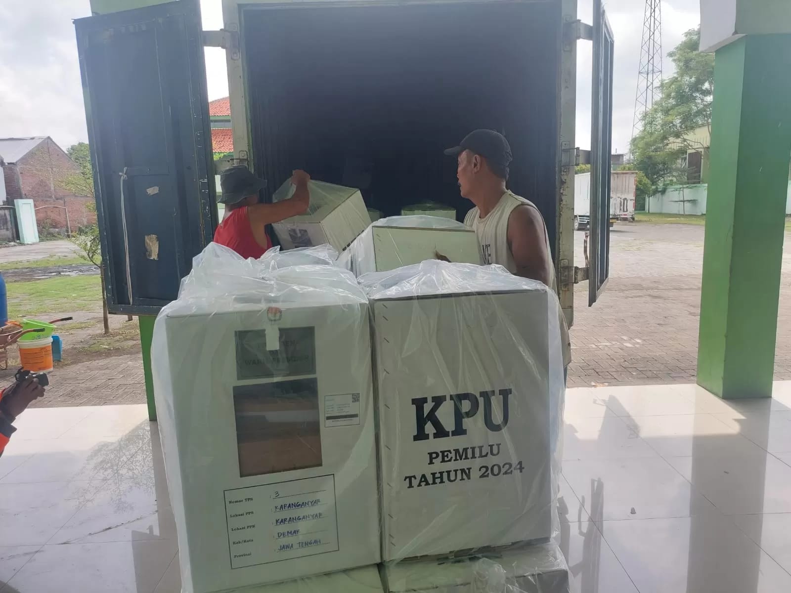 KPU Demak Distribusikan Logistik Pemilu Susulan Ke Desa Terdampak Banjir