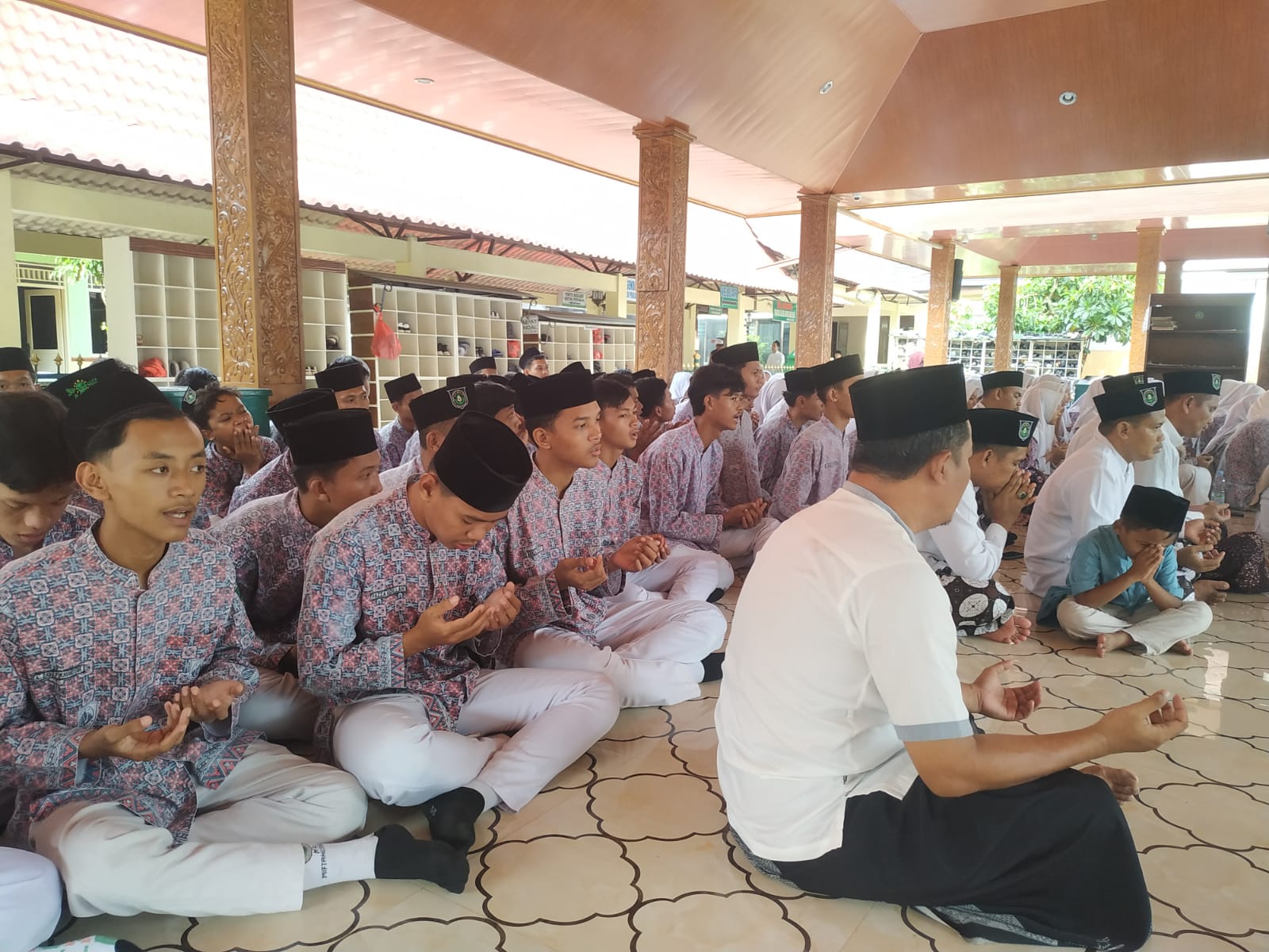 Sukseskan Asesmen Madrasah, MA Miftahussalam  Gelar Doa Bersama Dan Ziarah Kemakam Para Wali