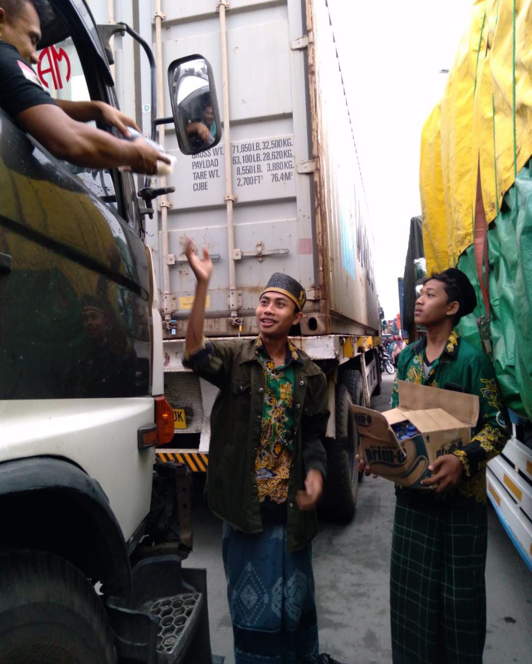 Jalur Pantura Banjir serta Macet, PCNU Demak Beserta Banom dan lembaganya Bersinergi Berbagi Takjil ke Pengendara
