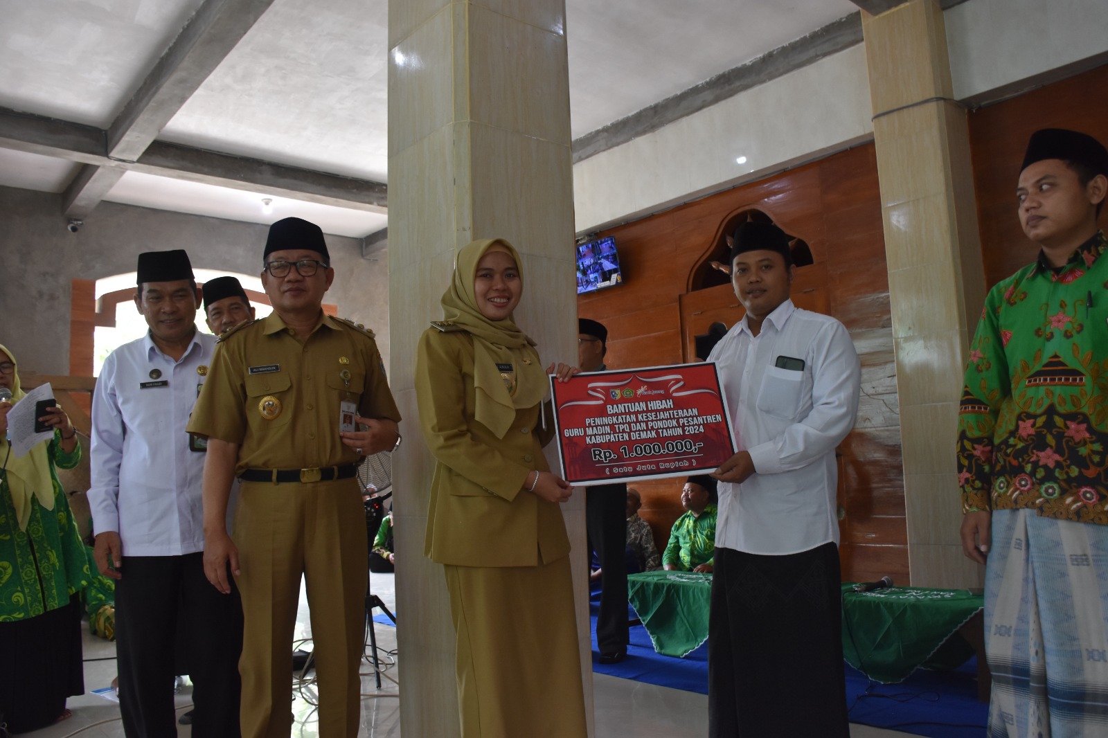 Bupati Demak Serahkan Insentif Guru Madin, TPQ dan Ponpes di Karangawen Jelang Idul Fitri 1445 H