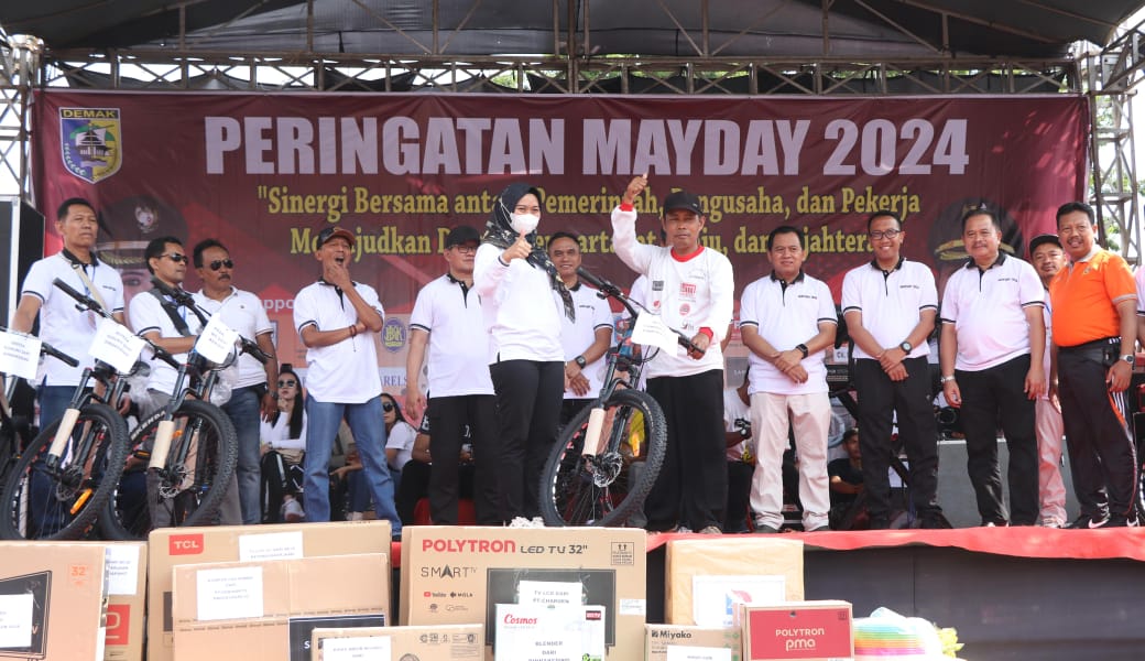 Bupati Demak Hadiri Jalan Sehat Peringatan Hari Buruh Internasional 2024