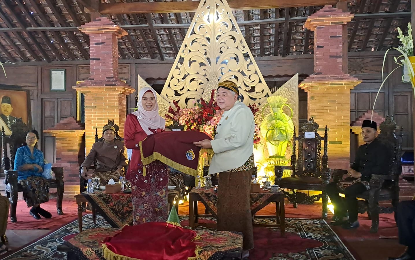 Serah Terima Minyak Jamas Jelang Grebeg Besar, Bupati: Budaya Tanpa Mengurangi Nilai-Nilai Historis Dan Kesakralan