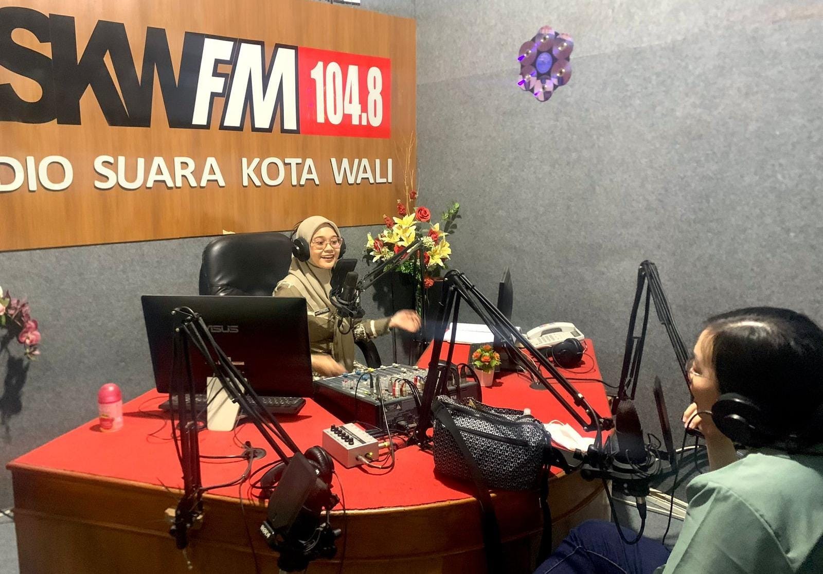 dr. Laurentia Yustiono spesialis anak saat menjelaskan di RSKW (Foto: Sam),