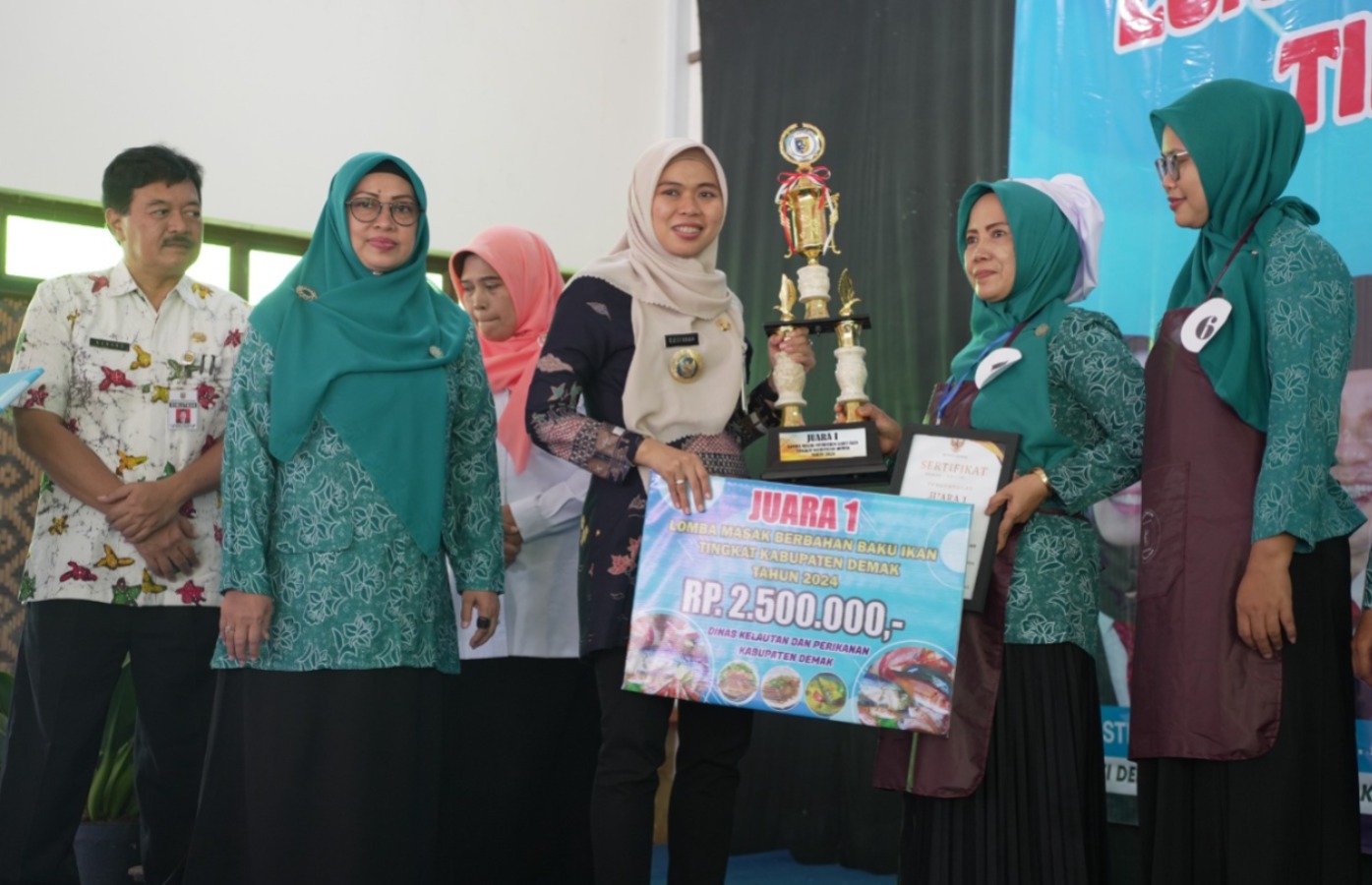 Bupati Demak Serahkan Hadiah Lomba Memasak Berbahan Baku Ikan Tingkat Kabupaten
