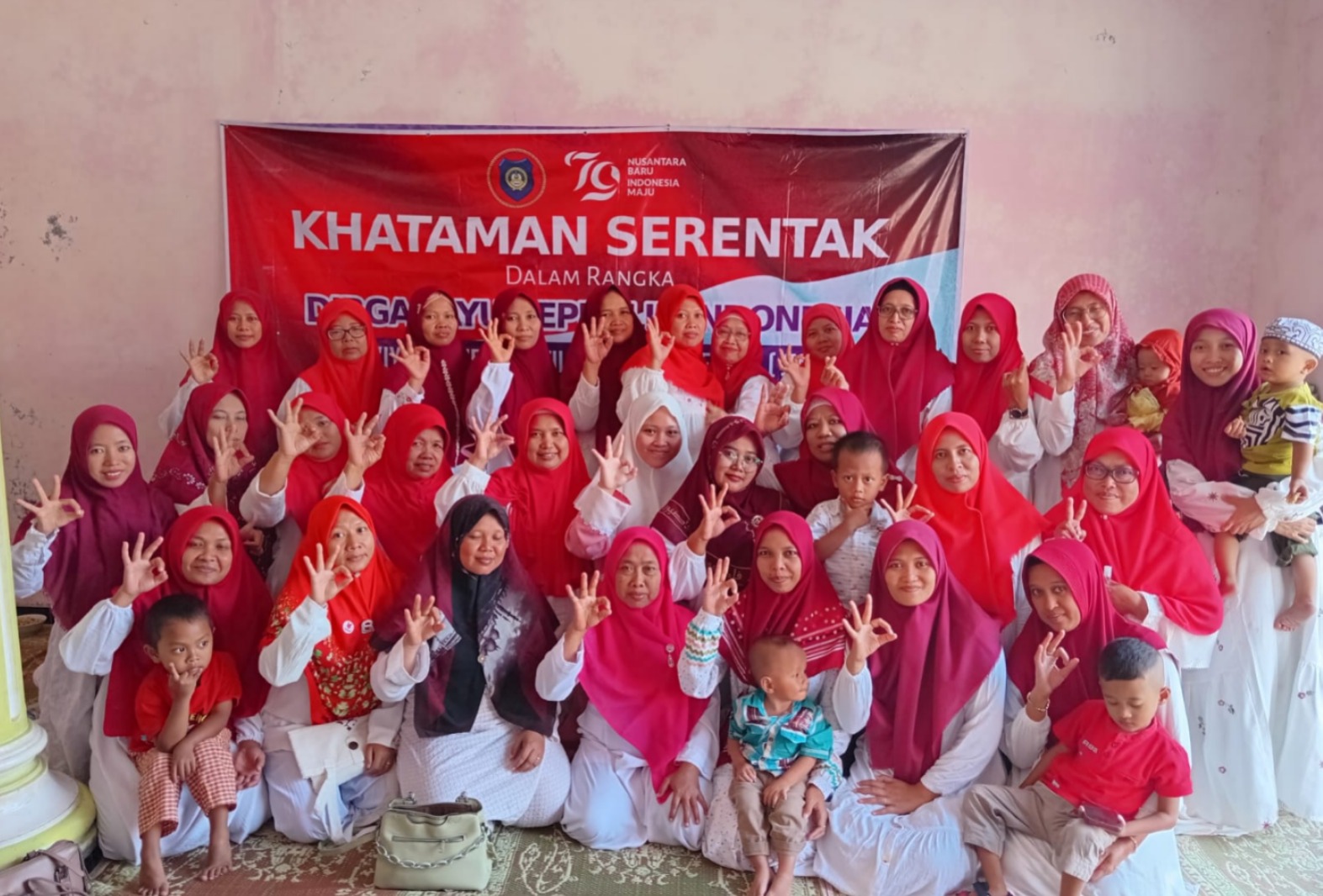 Jam’iyah Mudarasatil Qur’an Lil Hafidzat (JMQH) Kecamatan Karanganyar foto bersama usai gelar pertemua rutin (Foto: Soleh)