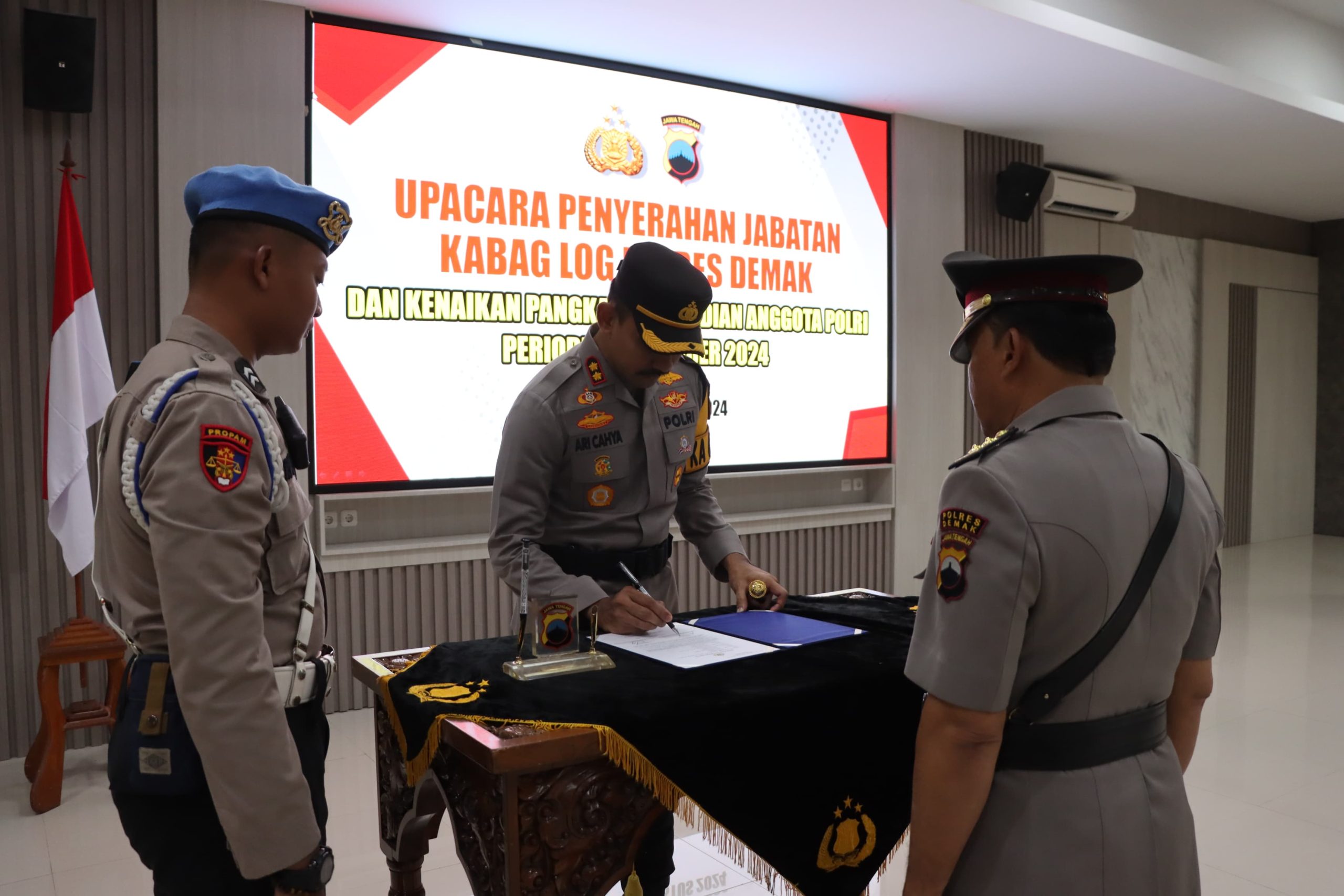 Polres Demak Gelar Upacara Penyerahan Jabatan Kabaglog dan Kenaikan Pangkat Pengabdian