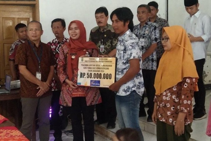 Bupati Demak Salurkan Bansos Pembangunan Rumah Baru Warga Terdampak Bencana