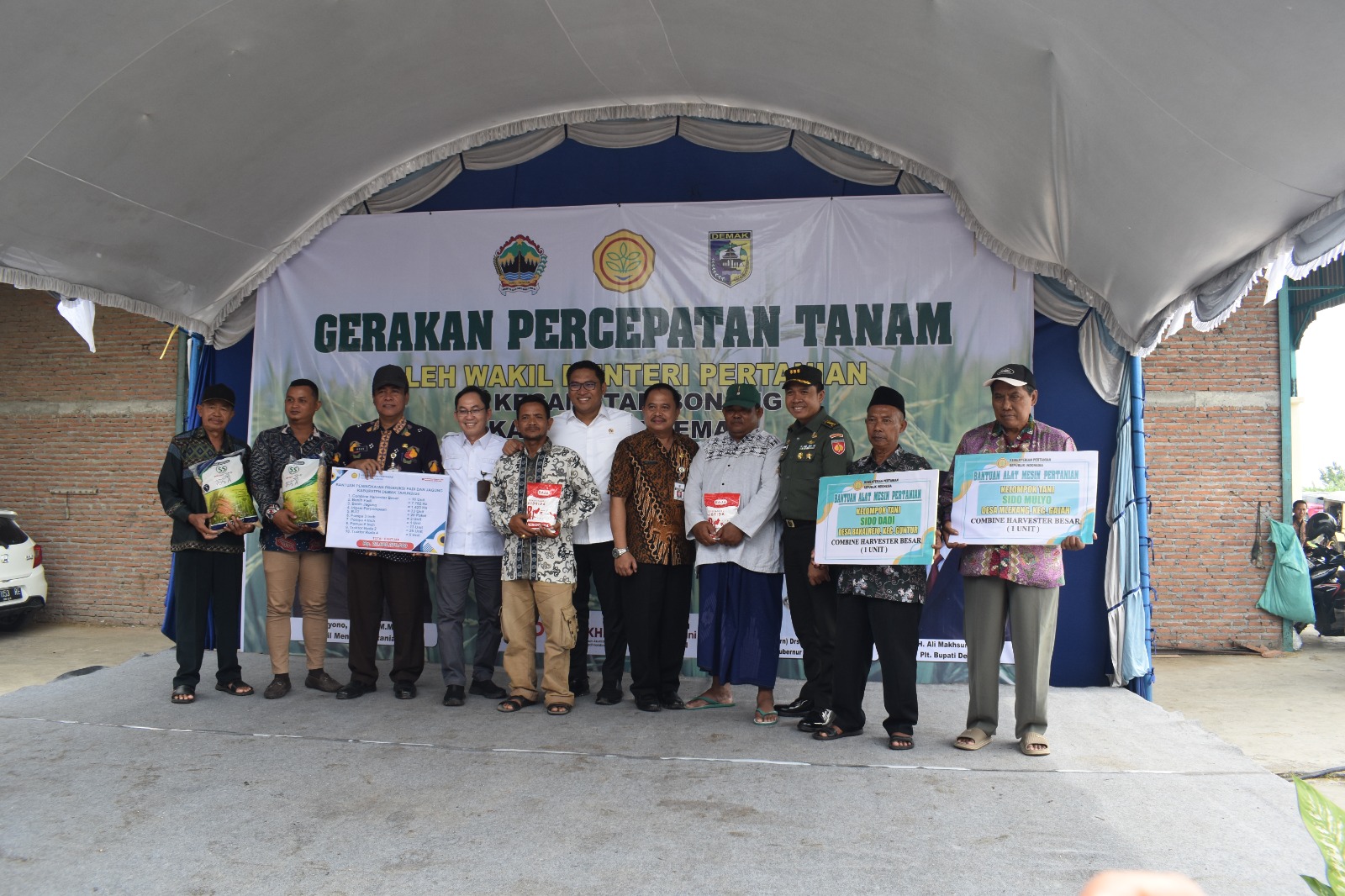 Dukung Petani Demak, Wamentan Berikan Bantuan Alat Pertanian dan Bibit Unggul