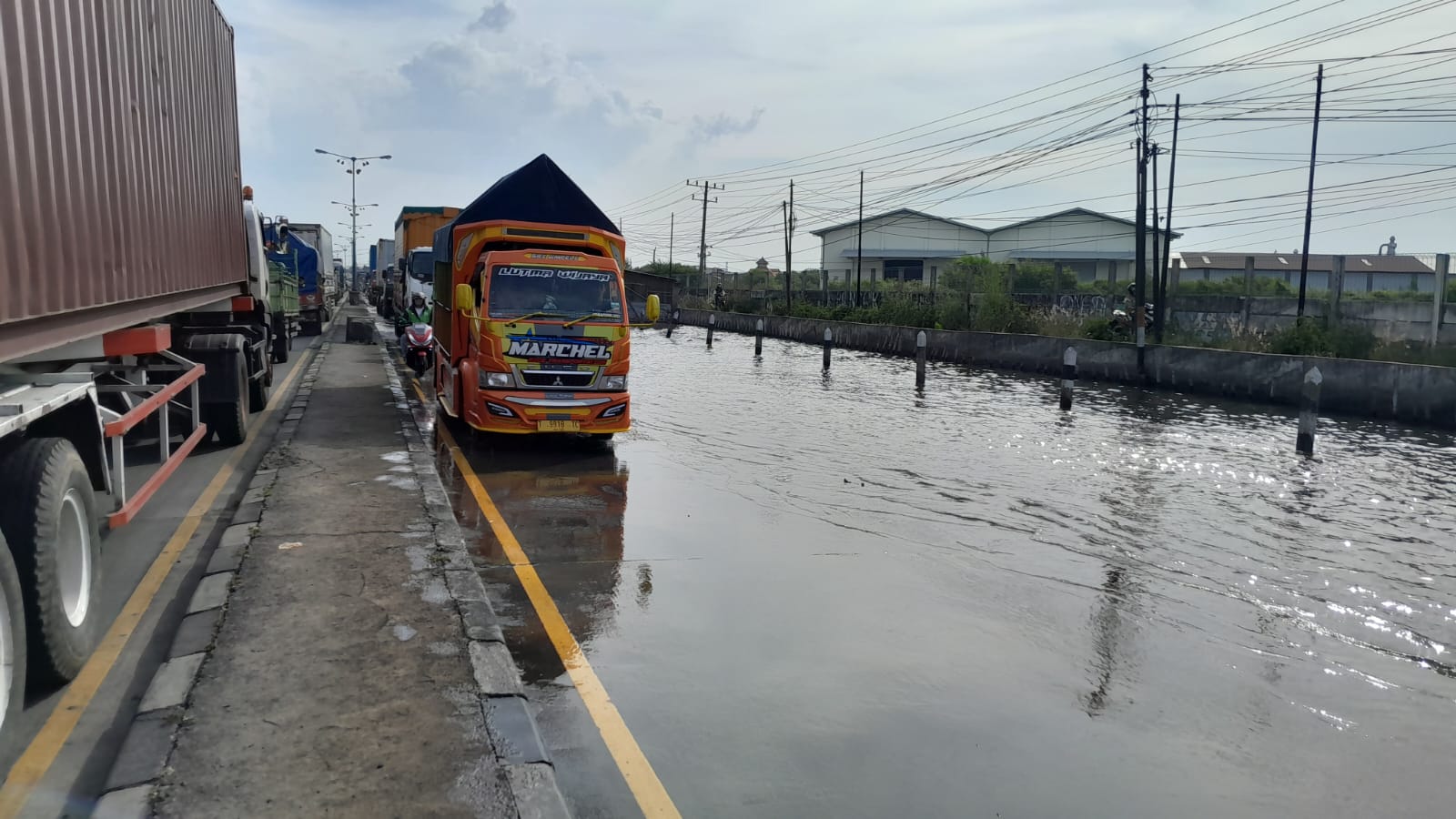 Abrasi Parah di Sayung-Demak: Rob Rendam Jalan Pantura dan Menghambat Aktivitas Warga