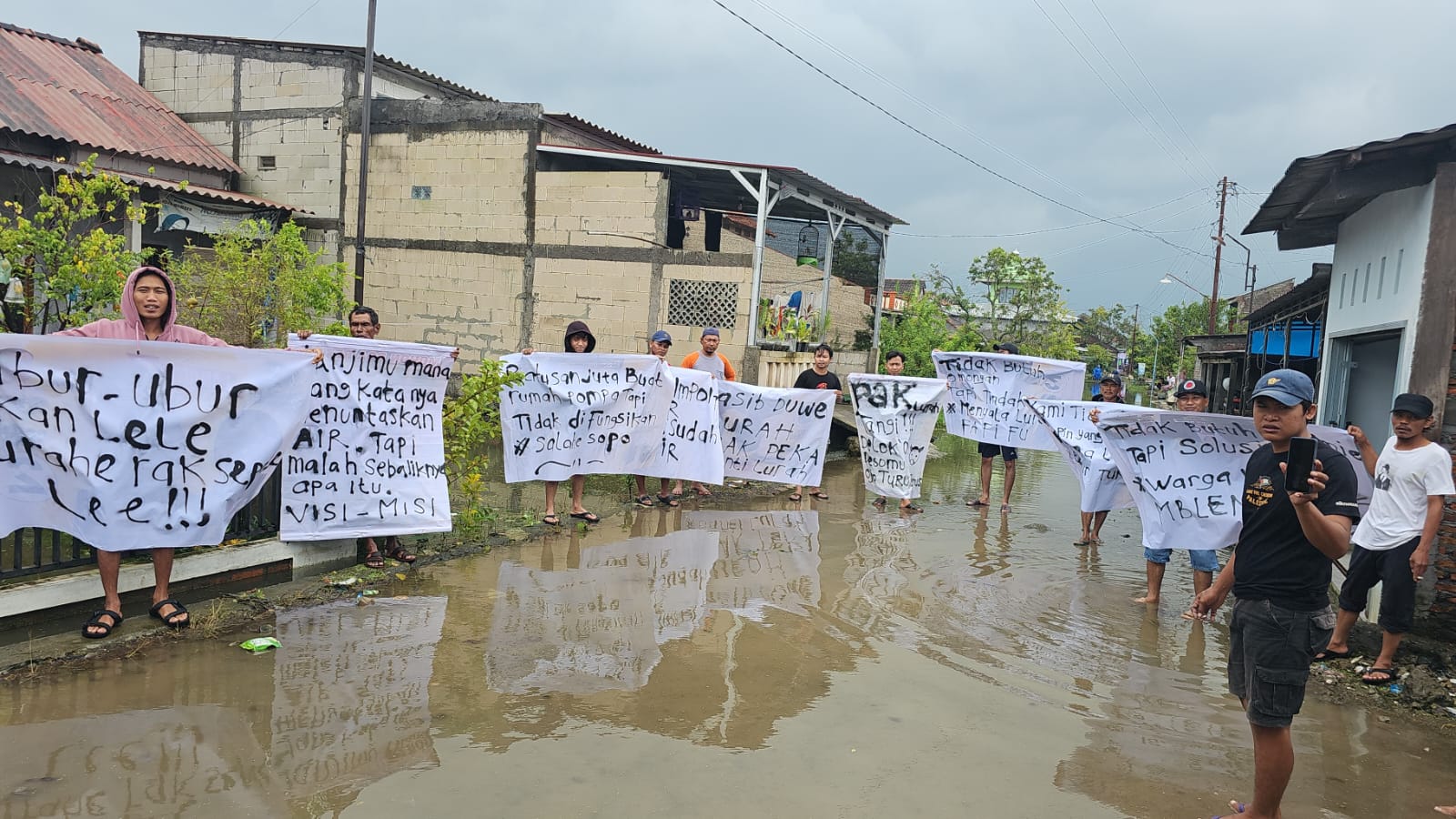 Warga Loireng Gelar Aksi Damai, Desak Pemerintah Atasi Banjir yang Tak Kunjung Surut