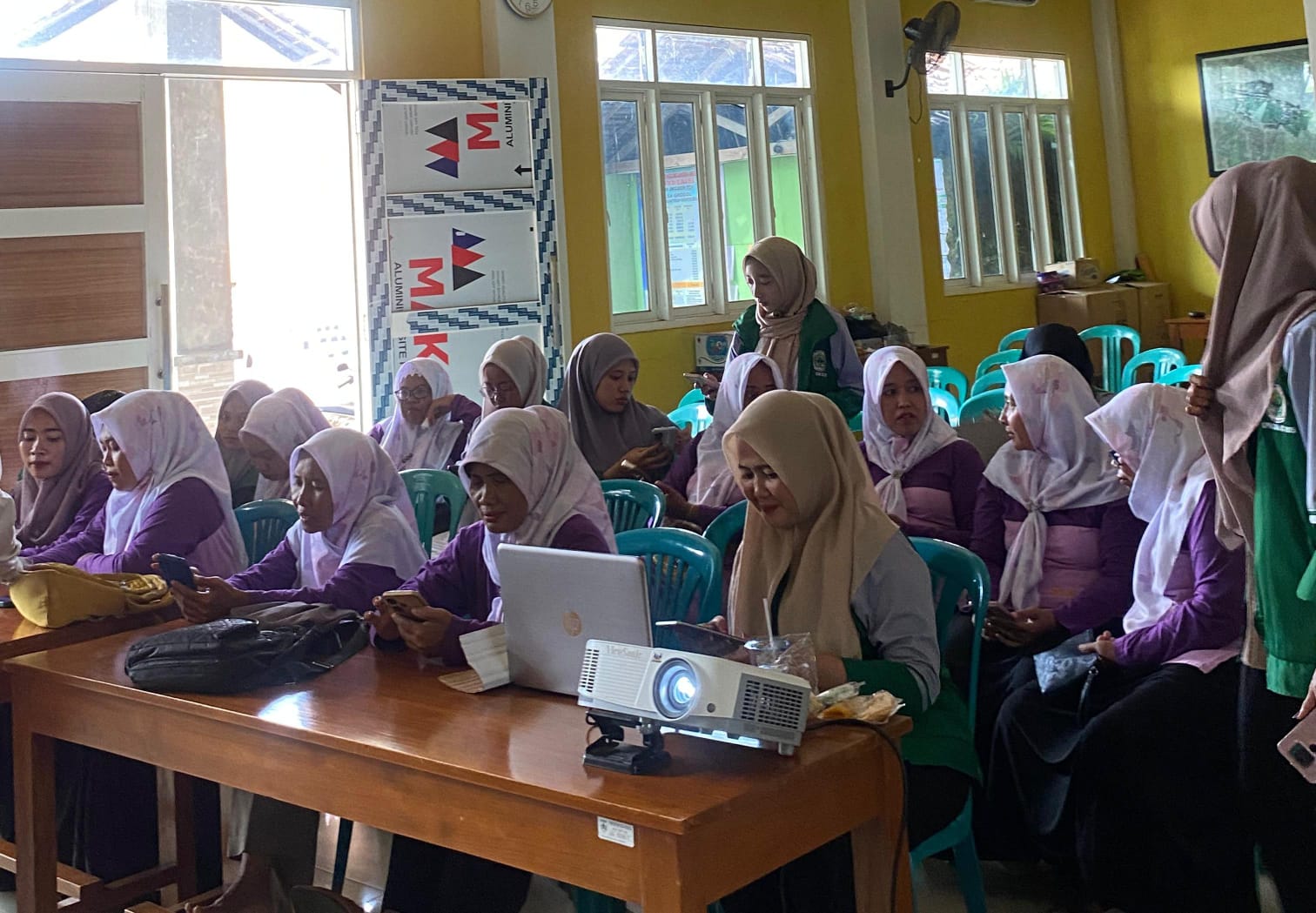 Mahasiswa STAI IC Demak Beri Pelatihan Desain bagi UMKM Grogol, Dorong Peningkatan Penjualan