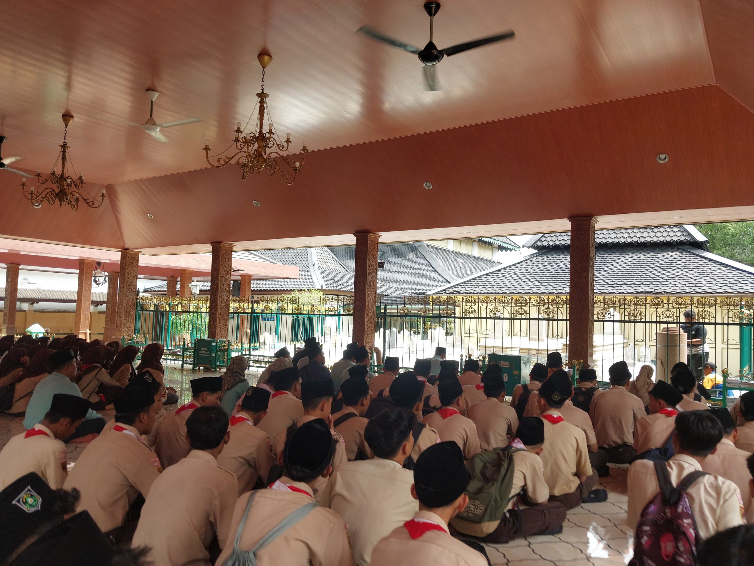 Sukseskan Ujian Madrasah, MA Miftahussalam Gelar Doa Bersama dan Ziarah Wali