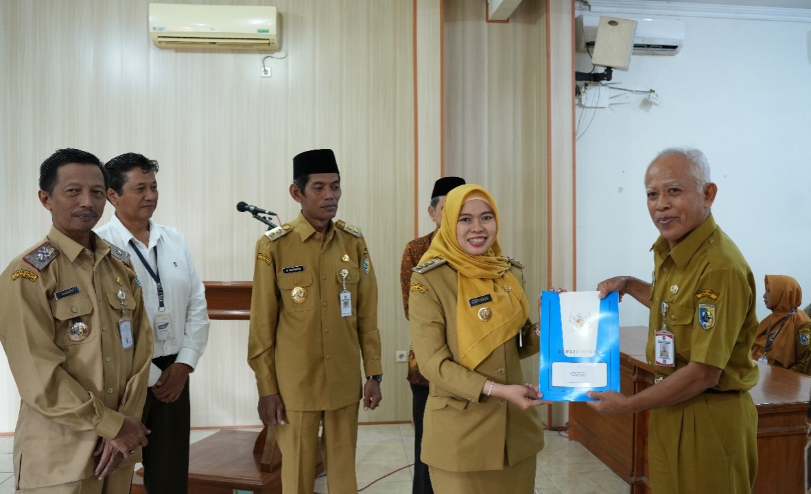 Bupati Eisti’anah Serahkan SK Purna Tugas PNS TMT 1 Juni 2025 di Lingkungan Pemkab Demak