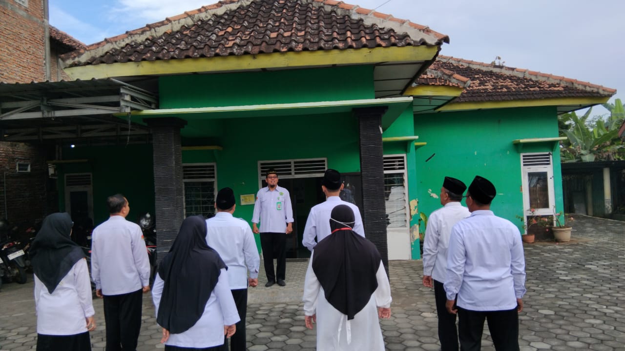 KUA Guntur Gelar Apel Pagi, Kepala : Pegawai Harus Terbiasa Dengan Pembiasan Positif