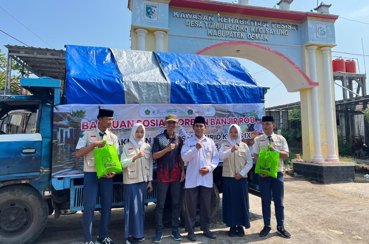 Syukur Kelulusan, Siswa MTsN 3 Demak Berbagi untuk Warga Terdampak Rob